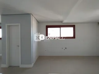 Ambiente interno com paredes brancas e piso de cerâmica em um imóvel.