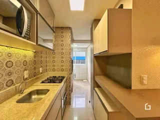 Vista da cozinha com armários e bancadas em Lajeado.