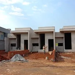 Fachada de uma construção em Lajeado, Brasil, mostrando a estrutura externa.