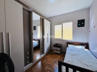 Quarto com cama de madeira e piso de madeira em Lajeado, Brasil.