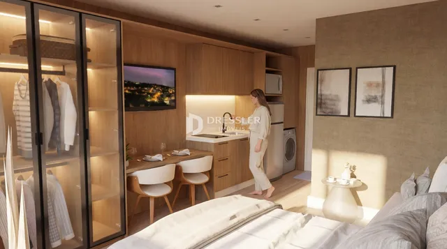 Quarto com armário e cozinha moderna em um imóvel no Brasil.