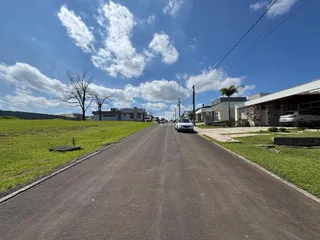 Vista externa de uma rua arborizada em Lajeado, Brasil.