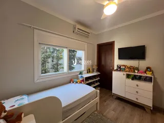 Quarto com cama e janela em um imóvel no Brasil.