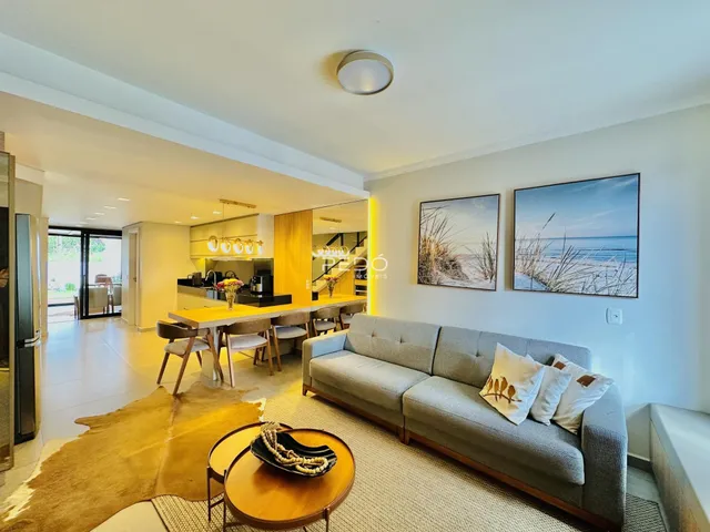 Sala de estar e jantar de um imóvel em Lajeado, Brasil, com decoração moderna.