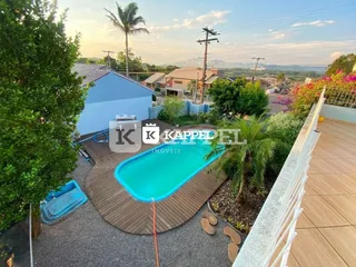 Foto de uma piscina externa com deck de madeira em uma propriedade em Lajeado.