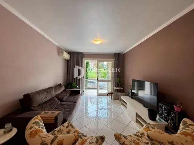 Sala de estar com sofá e piso claro.