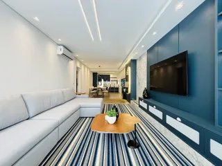 Sala de estar moderna com sofá e decoração contemporânea.