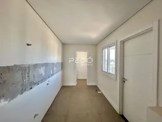 Hall de entrada com paredes brancas e piso claro em imóvel no Brasil.