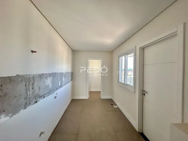 Hall de entrada com paredes brancas e piso claro em imóvel no Brasil.