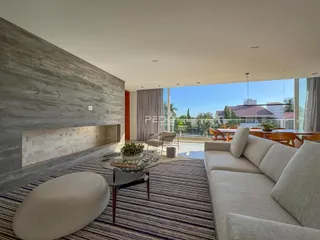 Sala de estar com lareira e vista para o exterior em Lajeado.