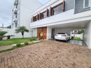 Fachada de uma residência em Lajeado, Brasil, com jardim e entrada pavimentada.