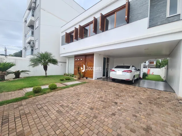 Fachada de uma residência em Lajeado, Brasil, com jardim e entrada pavimentada.