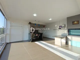 Sala de estar com piso claro e iluminação natural.