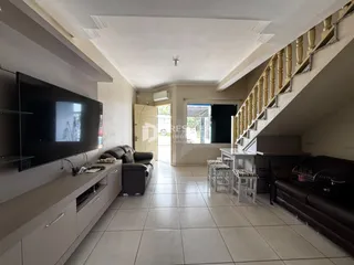 Foto de uma sala de estar com sofá e televisão em um imóvel.