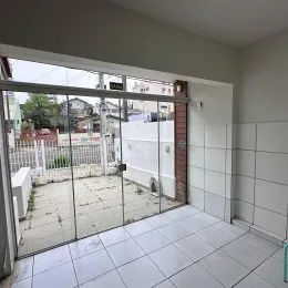 Sala de estar com portas de vidro que dão acesso ao exterior.