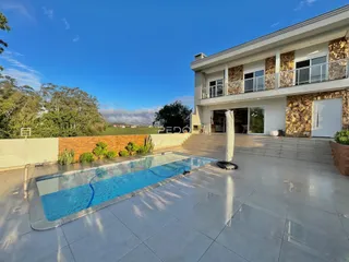 Fachada de uma residência com piscina e área externa em Lajeado, Brasil.