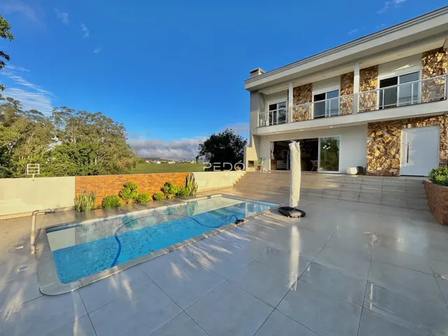 Fachada de uma residência com piscina e área externa em Lajeado, Brasil.