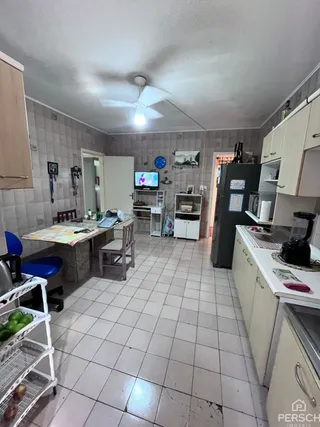 Ambiente interno com piso de cerâmica e móveis de armazenamento.