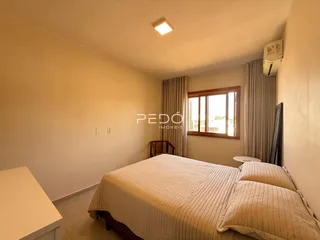 Quarto com cama de casal e janela em um imóvel no Brasil.