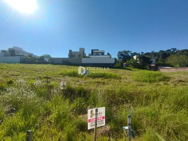 Vista externa de uma propriedade rural em Lajeado, Brasil, cercada por vegetação.