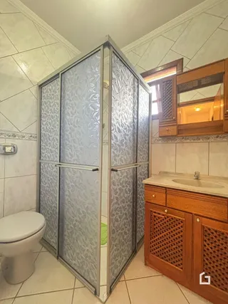 Foto de um interior mostrando um armário e um vaso sanitário em um ambiente.