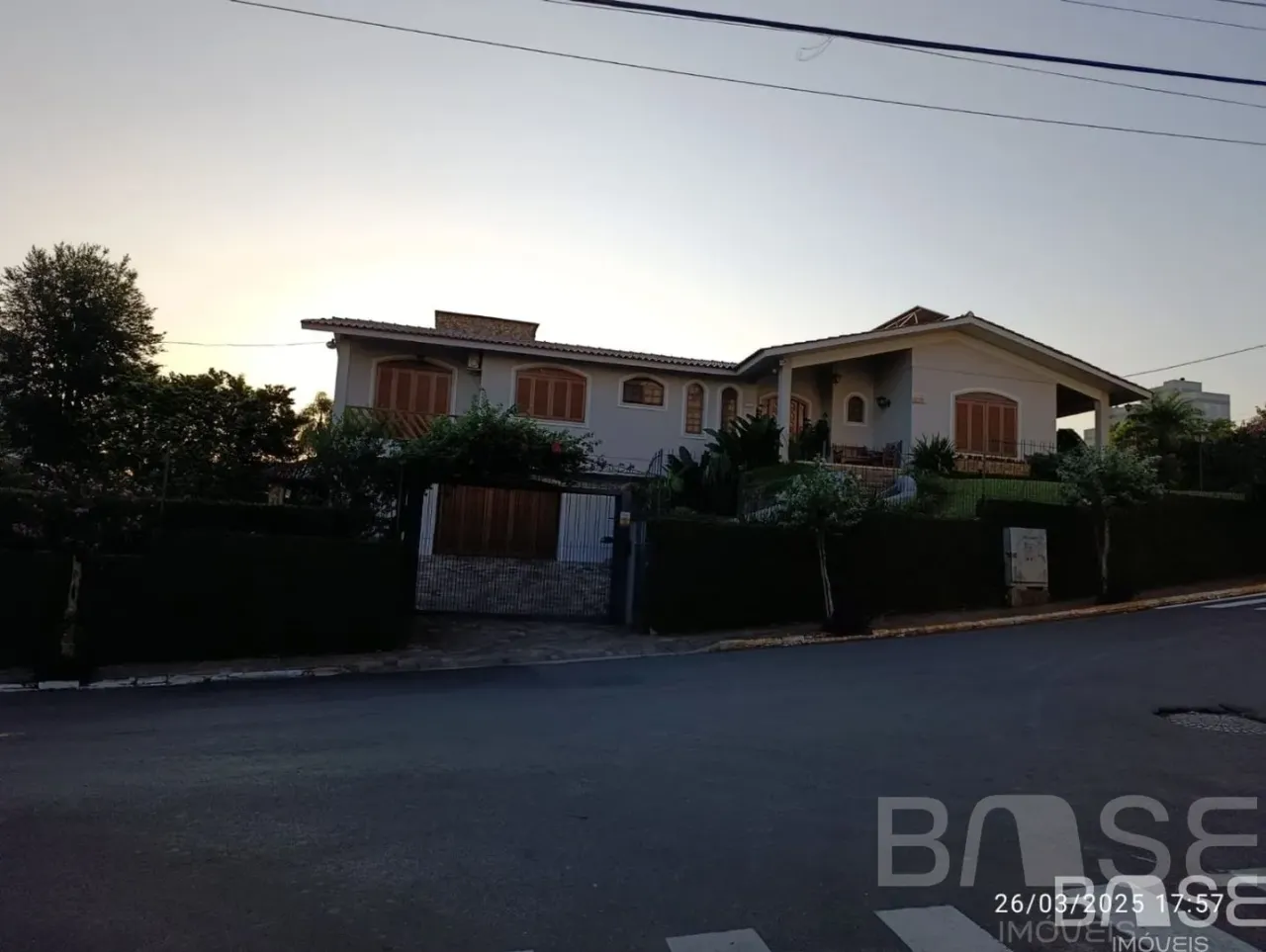 Casa com 4 dormitórios, foto 1