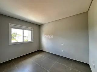 Foto de um ambiente interno com piso de cerâmica e janela.