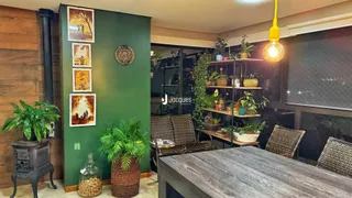 Ambiente interno de uma sala com paredes verdes e decoração rústica.