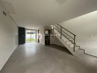 Hall de entrada com escadaria em um imóvel em Lajeado.