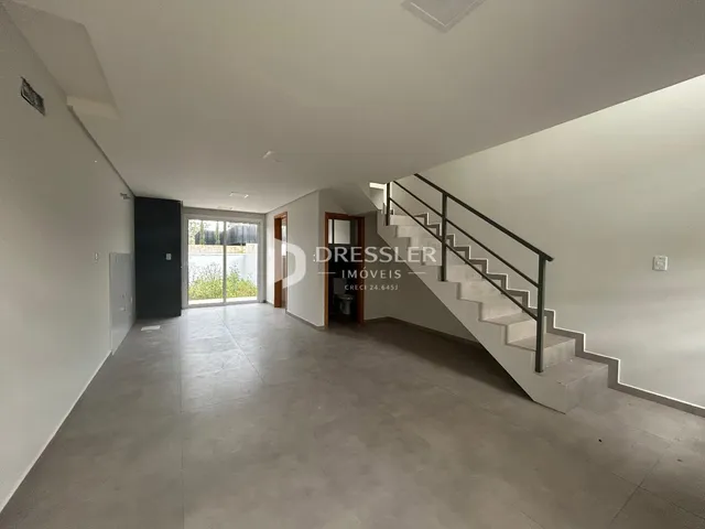 Hall de entrada com escadaria em um imóvel em Lajeado.