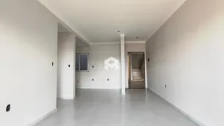 Hall de entrada com paredes brancas e piso cinza.