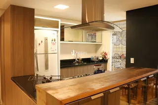 Vista de uma cozinha com armários de madeira e bancada de madeira.