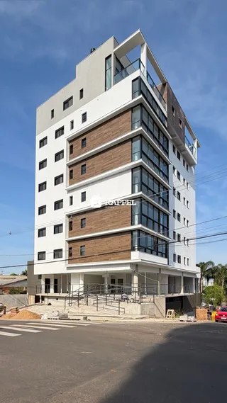 Fachada de um prédio residencial moderno com detalhes em madeira e branco em Lajeado, Brasil.