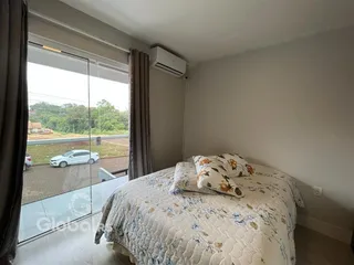 Quarto com vista para o exterior e ar-condicionado instalado.