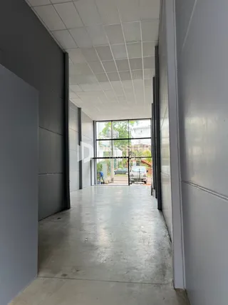 Corredor interno de uma residência em Lajeado, Brasil.