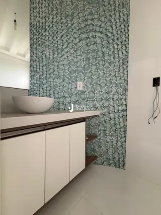 Vista de uma bancada e parede de azulejos em um ambiente interno.