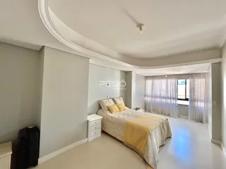 Quarto com cama e cortinas claras