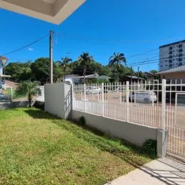 Vista externa de um jardim com cerca em uma propriedade em Lajeado.