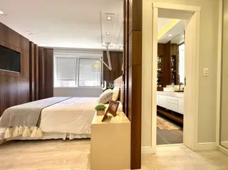 Quarto com cabeceira e painéis de madeira.