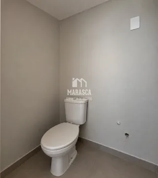 Vista interna de um banheiro com vaso sanitário.