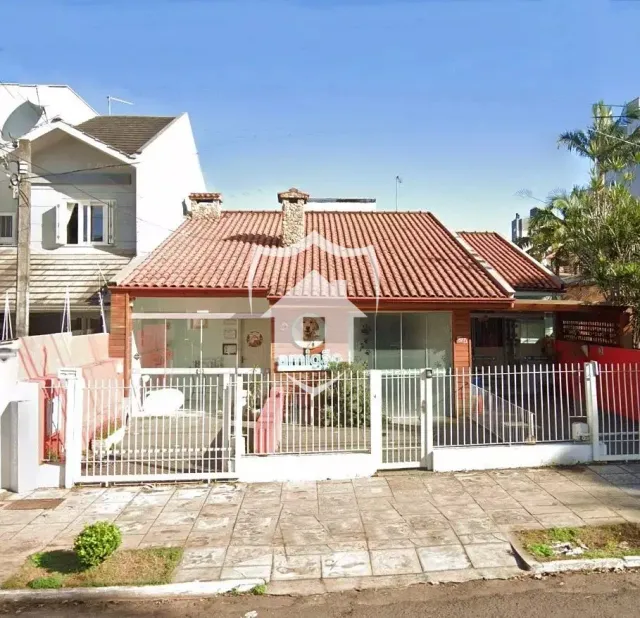 Fachada de uma casa residencial em Lajeado, Brasil com cerca e calçada.