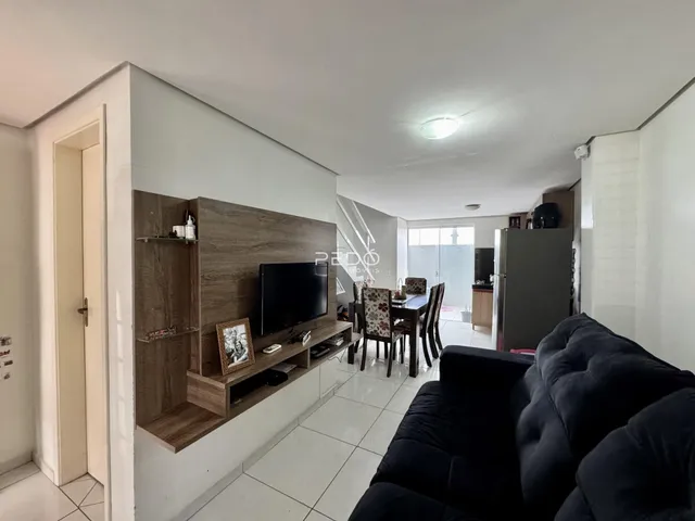 Sala de estar com decoração moderna e móveis de madeira.