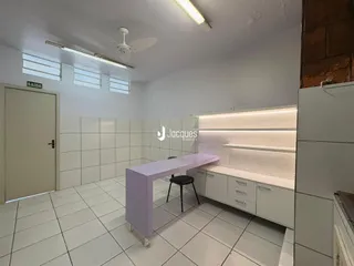 Interior de uma sala com piso de cerâmica branca e armários embutidos.