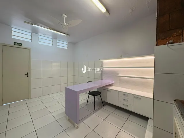 Interior de uma sala com piso de cerâmica branca e armários embutidos.