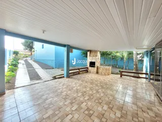 Vista de uma área externa pavimentada com piso de cerâmica.