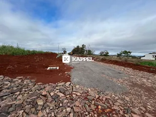 Lote de terreno com terra vermelha e pedras em Lajeado, Brasil.