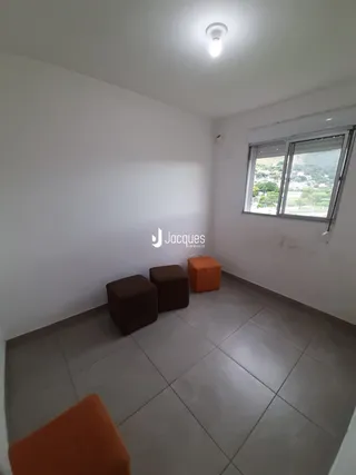 A sala apresenta paredes brancas e piso de cerâmica.