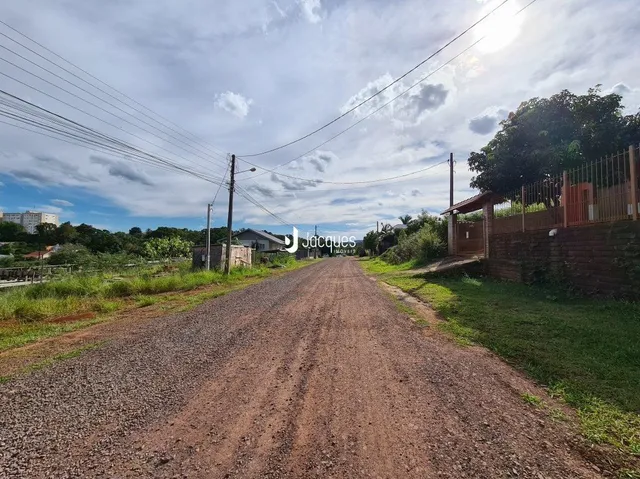 Uma estrada de terra atravessa uma área verde ao lado da propriedade.