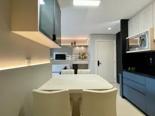 Foto de uma sala de jantar moderna com mesa e cadeiras em um imóvel no Brasil.