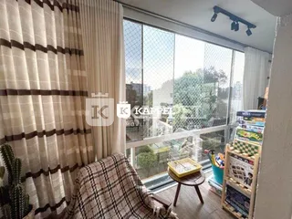 Foto de uma janela grande com cortinas e persianas em um imóvel.